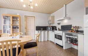 Fridge, microwave, stovetop, dishwasher - Cozy apartment in Outrup with WiFi (Outrup)