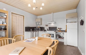 Fridge, microwave, stovetop, dishwasher - Cozy apartment in Outrup with WiFi (Outrup)