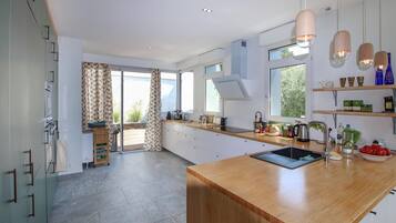 Een koelkast, een oven, een vaatwasser