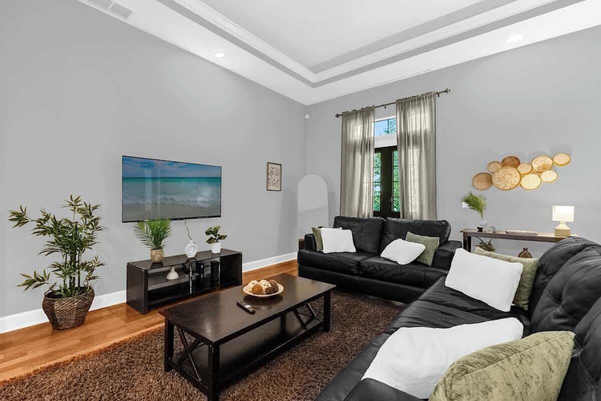 电视、书、办公室