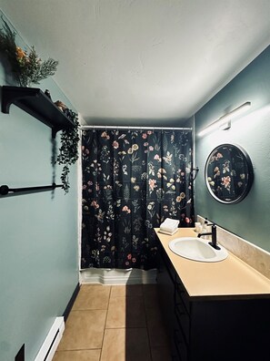 Douche, sĂšche-cheveux, serviettes fournies