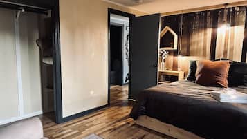 2 bedrooms, iron/ironing board, free WiFi, bed sheets