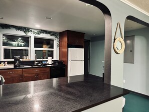 ثلاجة، ميكروويف، فرن، موقد طهي مسطح