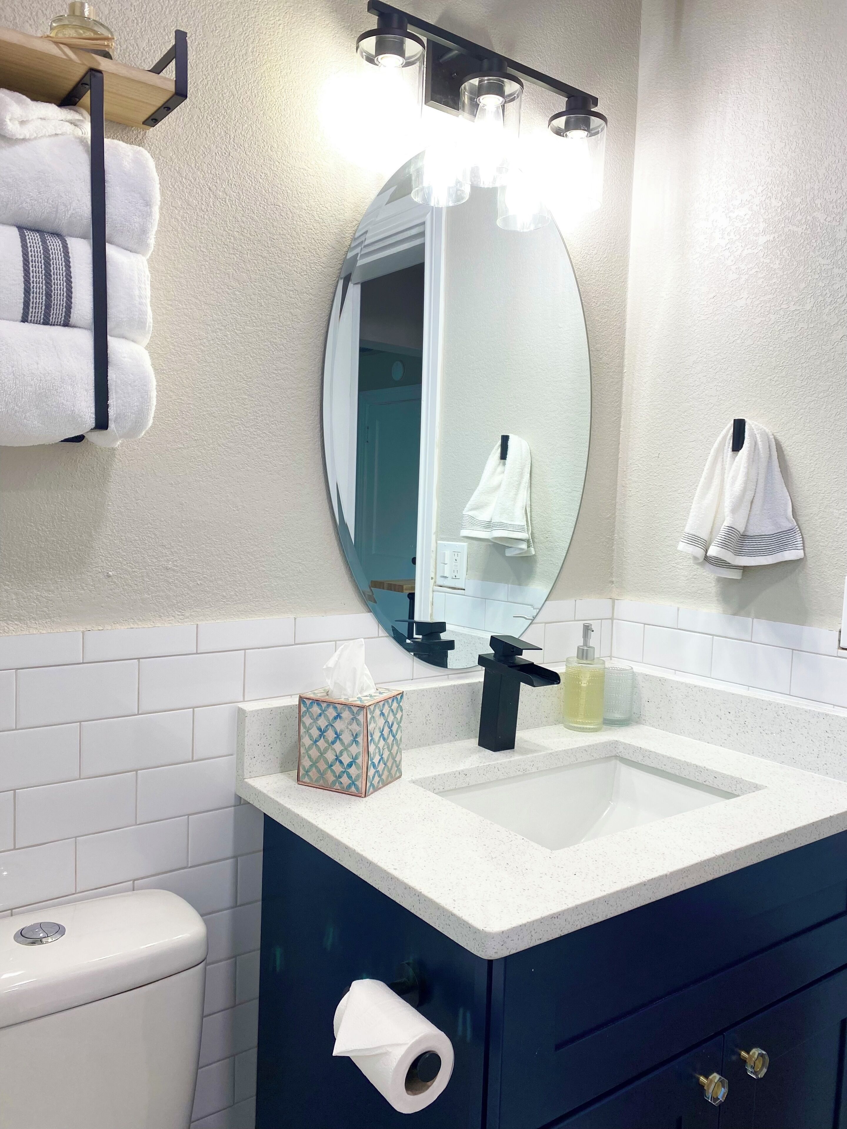 Haartrockner, Handtücher, Seife, Shampoo