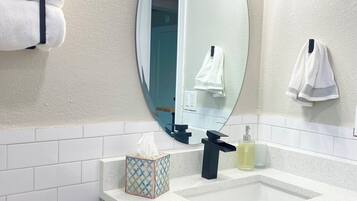 Haartrockner, Handtücher, Seife, Shampoo