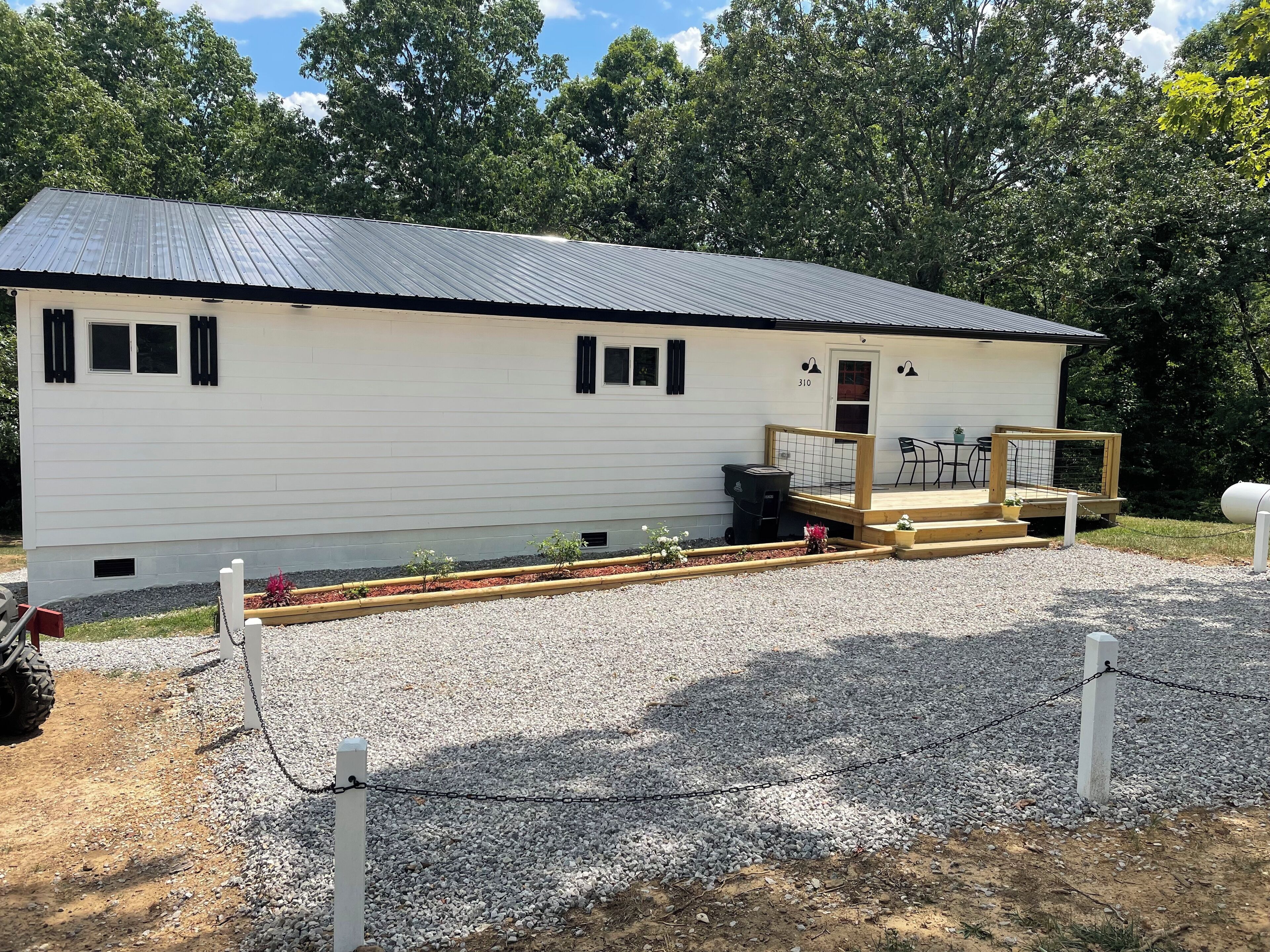 Charming 2-bedroom house with AC and WiFi in Jamestown