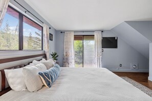 2 bedrooms, desk, iron/ironing board, free WiFi - The Cozy Pine Cone . Hot tub- Deck & Grill
Forestville  (Forestville)