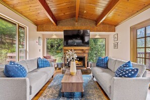 智能电视、乒乓球、书、电脑显示器