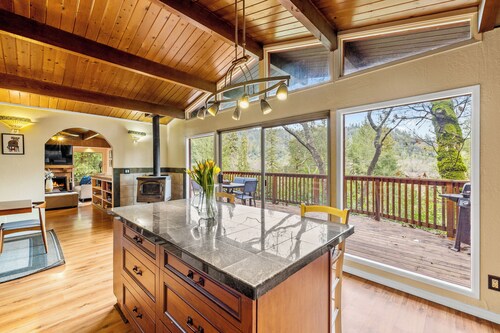 The Cozy Pine Cone . Hot tub- Deck & Grill
Forestville 