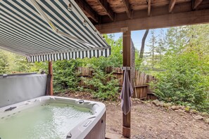 Outdoor spa tub - The Cozy Pine Cone . Hot tub- Deck & Grill
Forestville  (Forestville)