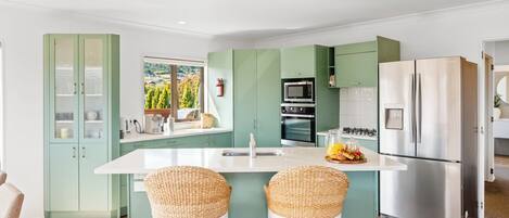 Microondas, horno, placa de cocina, lavavajillas