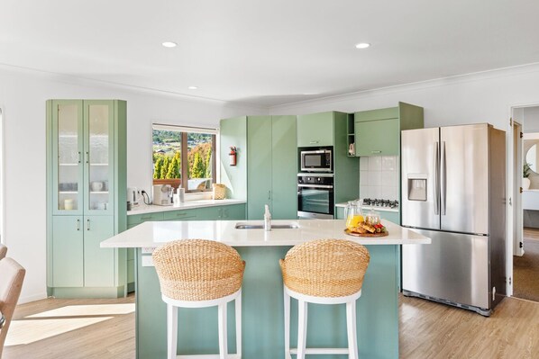 Microondas, horno, placa de cocina, lavavajillas