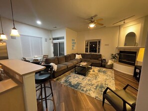 Een televisie en boeken