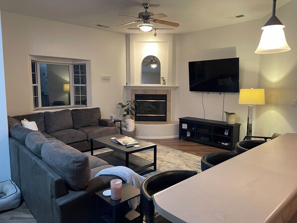 Een televisie en boeken