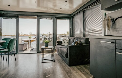 2 bedroom lovely ship in Uitgeest