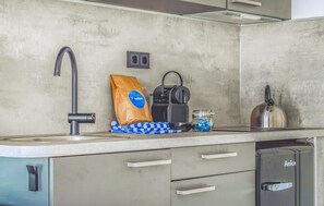 Kühlschrank, Herdplatte, Wasserkocher mit Kaffee-/Teezubehör