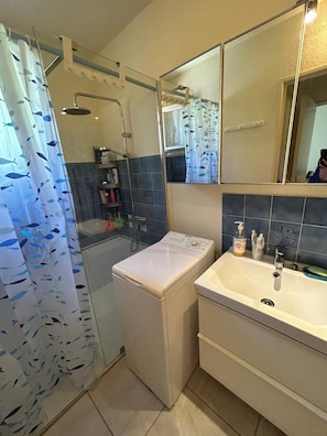 Dusche, Handtücher, Seife, Shampoo