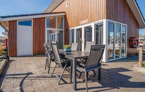 Outdoor dining - Awesome home in Uitgeest with WiFi (Uitgeest)