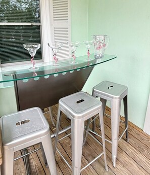 Outdoor dining - Charming Coastal Retreat. Pets are welcome. (Myrtle Beach)