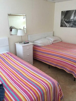 Iron/ironing board, free WiFi, bed sheets - Sea Shell Motel (Westerly)
