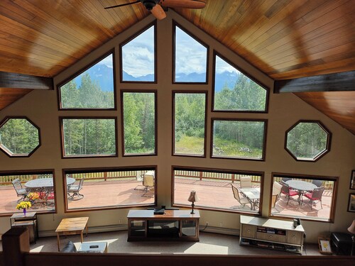 Spacious Lodge in Charming Palmer with Incredible Mountain Views