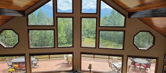 Spacious Lodge in Charming Palmer with Incredible Mountain Views