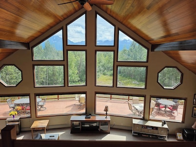 Spacious Lodge in Charming Palmer with Incredible Mountain Views