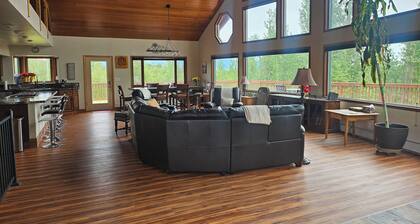 Spacious Lodge in Charming Palmer with Incredible Mountain Views