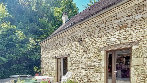 A stone building with two doors and a small balcony. - Lovely home in Paulin with kitchen (Paulin)