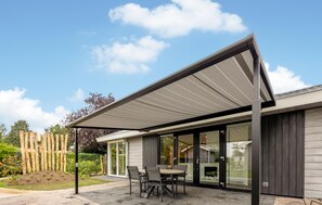 Outdoor dining - Luxurious home in Voorthuizen with WiFi (Voorthuizen)