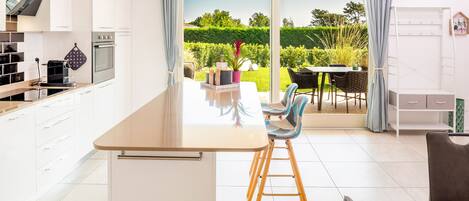 Fridge, oven, dishwasher, coffee/tea maker