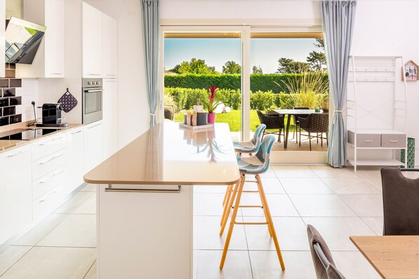 Fridge, oven, dishwasher, coffee/tea maker