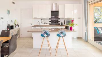 Kühlschrank, Ofen, Geschirrspüler, Wasserkocher mit Kaffee-/Teezubehör