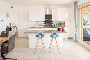 Kühlschrank, Ofen, Geschirrspüler, Wasserkocher mit Kaffee-/Teezubehör