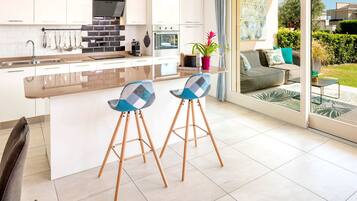 Réfrigérateur, four, lave-vaisselle, cafetiÚre/bouilloire