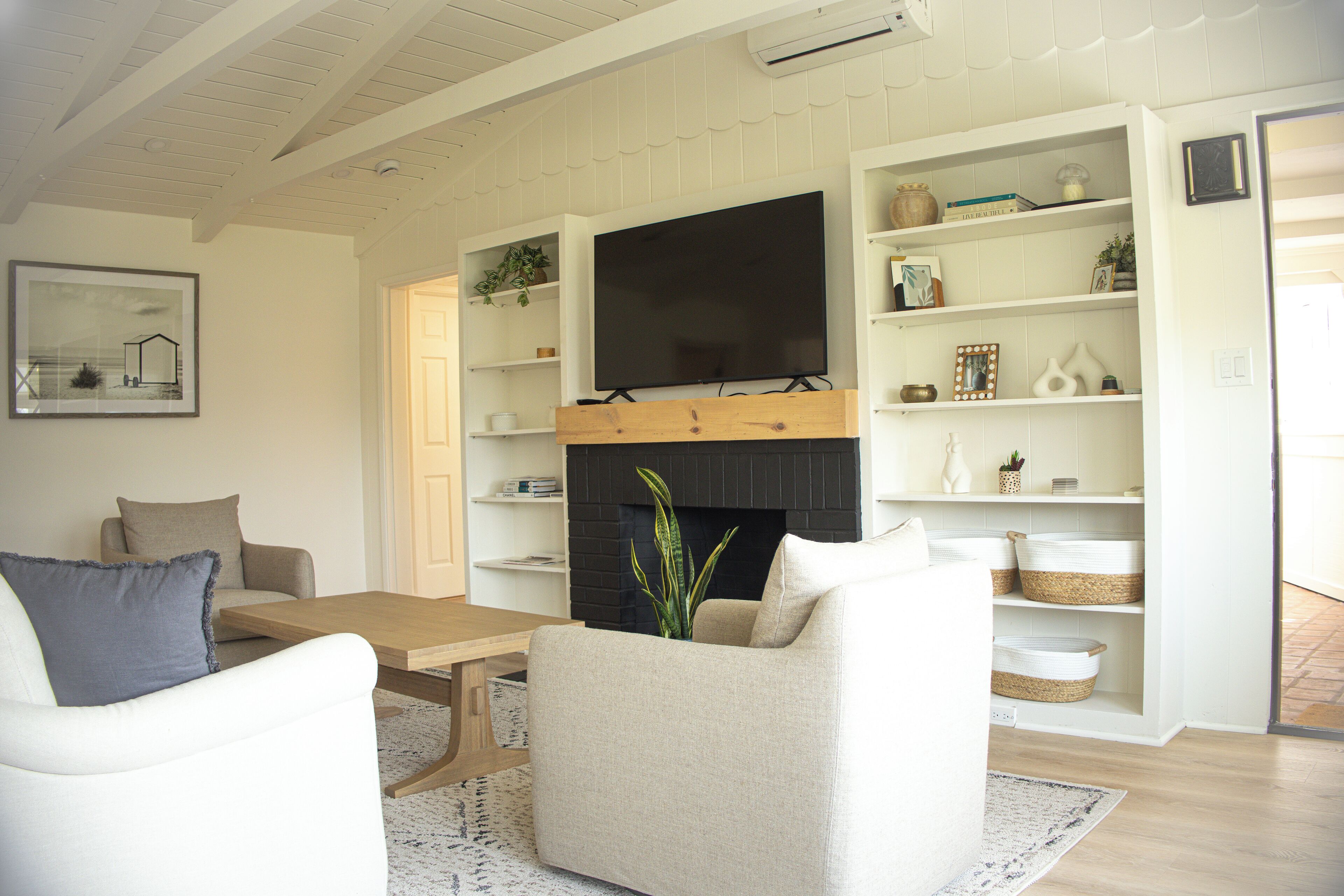 Charming 2-bedroom cottage in Montecito one block from Coast Village Road