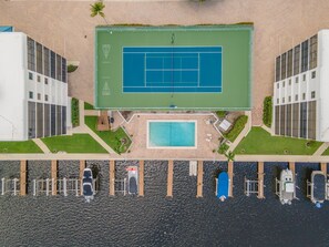 Sports court - Stunning Vanderbilt Beach 2bed2bath updated Condo steps away from Beach! (Naples)