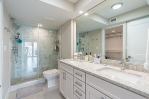 Douche, sèche-cheveux, serviettes fournies, savon