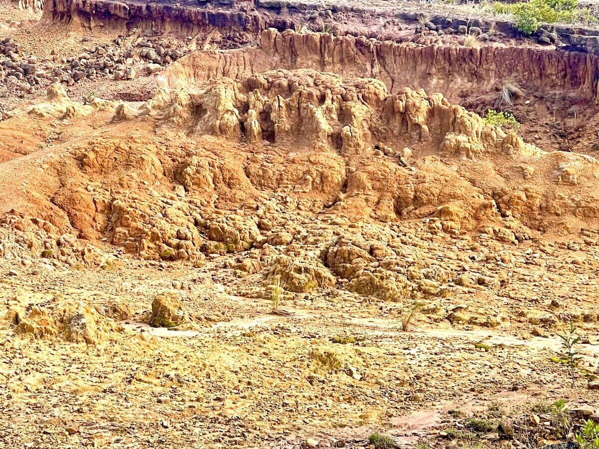 Eine karge Landschaft mit zerklüftetem Gelände und spärlicher Vegetation.