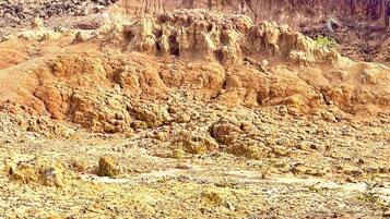 Eine karge Landschaft mit zerklüftetem Gelände und spärlicher Vegetation.