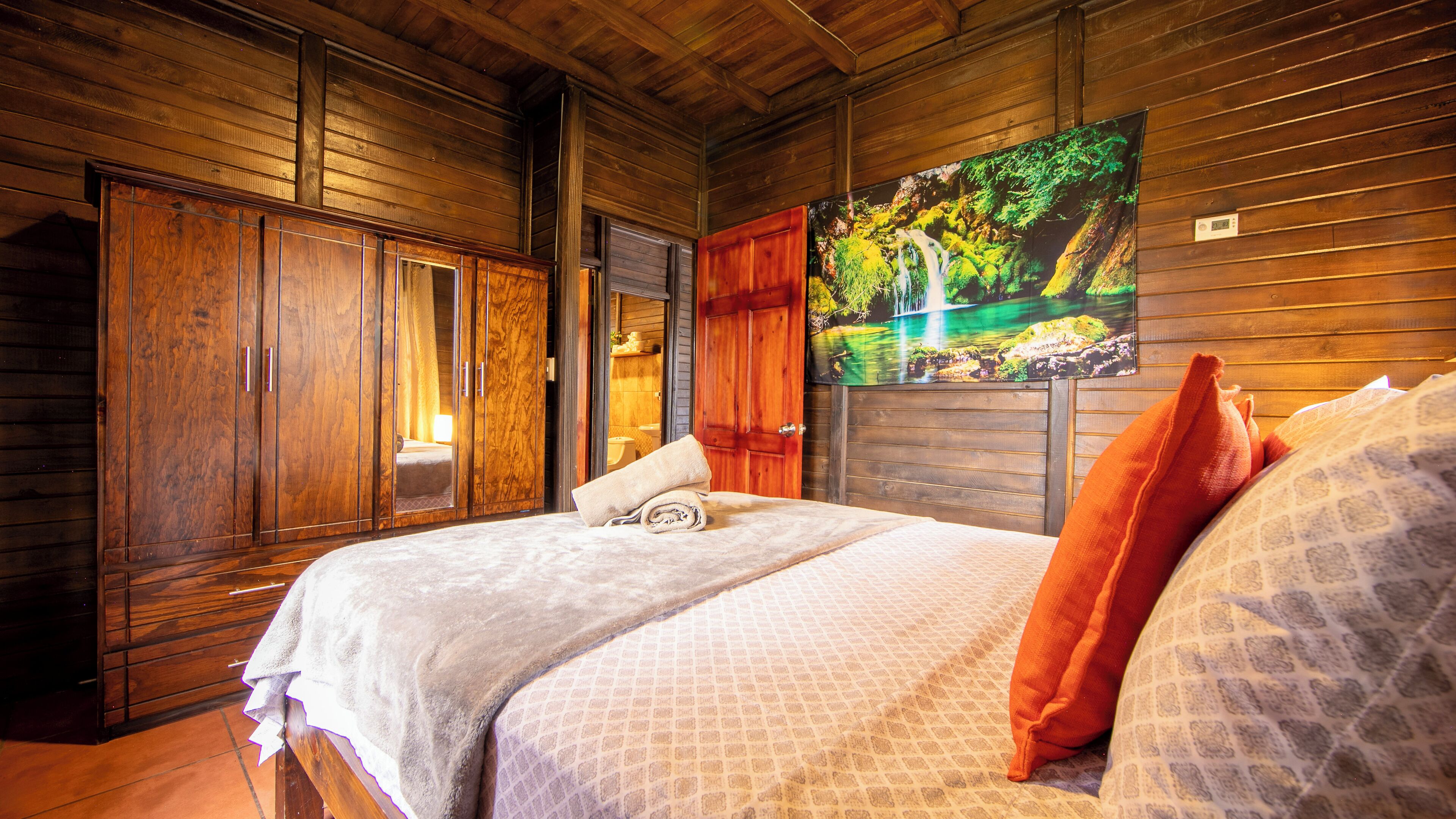 4 bedrooms, desk, iron/ironing board, WiFi