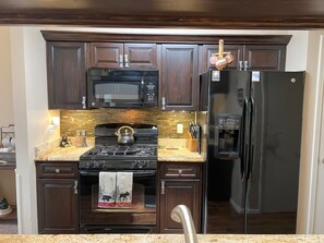 冷蔵庫、電子レンジ、オーブン、コンロ