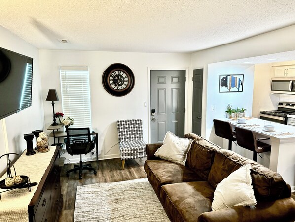 Smart TV - Cozy apartment in delightful Huntsville with Queen bed (Huntsville)