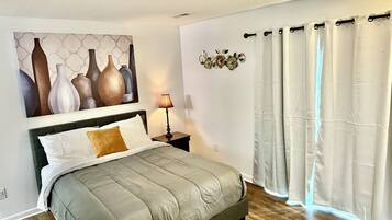 1 slaapkamer, een strijkplank/strijkijzer, wifi, beddengoed