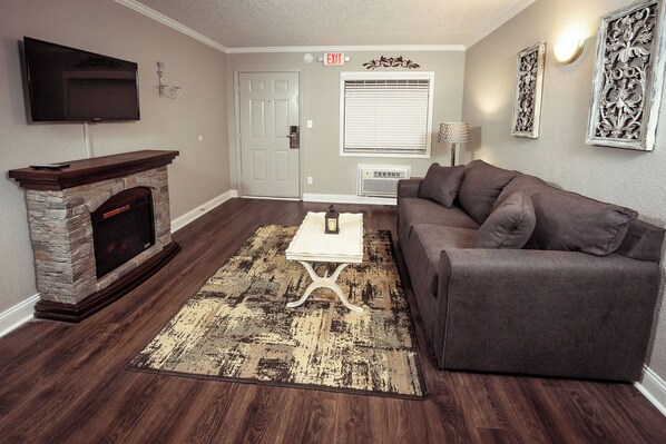 Smart TV, fireplace, computer monitors, printers - Charming 2-bedroom condo in delightful Branson with AC, WiFi (Branson)