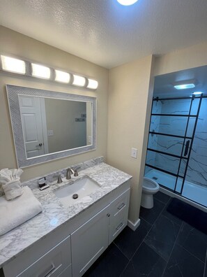 Hair dryer, towels, soap, shampoo - Charming 2-bedroom condo in delightful Branson with AC, WiFi (Branson)