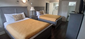 2 bedrooms, desk, iron/ironing board, travel cot - Charming 2-bedroom condo in delightful Branson with AC, WiFi (Branson)