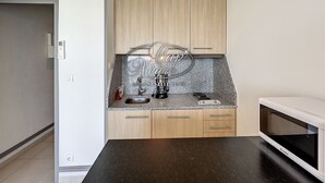 咖啡機/沖茶器、雪櫃、微波爐、電熱水壺