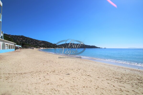 Una spiaggia nelle vicinanze