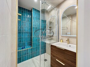 Shower, hair dryer - Apartment with sea view and direct access to Cavalière Beach (Le Lavandou)